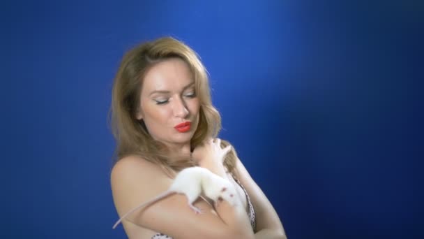 Pin-up-Girl hält eine weiße Ratte auf dem Arm. Abenteuer fremder Menschen, die weiße Ratte ist ein Symbol für das neue Jahr 2020. — Stockvideo