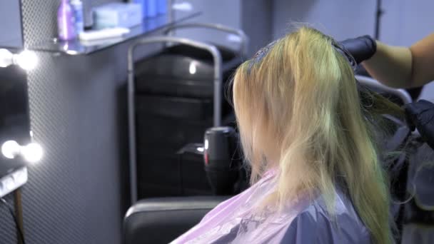 Gros plan. concept de teinture capillaire. coloriste coiffeur teindre les cheveux d'une femme avec un pinceau — Video