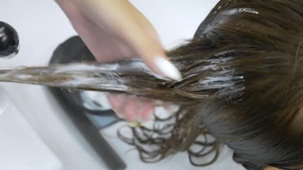Close-up. koncepce barvení vlasů. Kadeřník barvivo barvení vlasů ženy štětcem — Stock video
