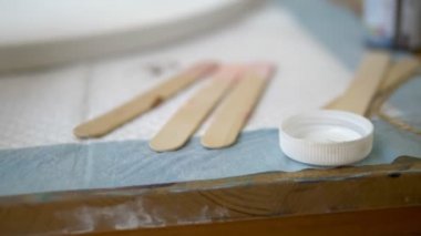 yakın çekim, tek kullanımlık bir fincan boya karıştırma. sanatçılar işyeri. tuval üzerine akrilik boyalar ile çalışmak için iş akışının hazırlanması. sanat sıvısı