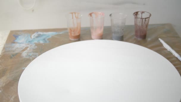 Εργαστήριο υγρών ακρυλικά. Ρευστή τέχνη. γυναικεία χέρια που ρίχνουν ακρυλικό χρώμα στον καμβά. Δημιουργική εργασία — Αρχείο Βίντεο