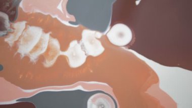 bir damla alkol damlası bir pipetten akrilik boyalı bir tuvalin üzerine düşer. alkol ve su bazlı akrilik etkileşimi. Sıvı mermer doku lüks. Akışkan sanat.