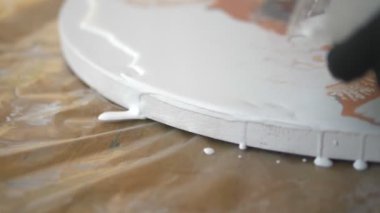 Sıvı akrilik atölyesi. Akışkan sanat. kadın elleri tuval üzerine akrilik boya döküyor. Yaratıcı çalışma