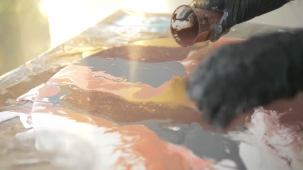 Taller de acrílicos líquidos. Arte fluido. manos femeninas vertiendo pintura acrílica sobre lienzo. Trabajos creativos — Vídeos de Stock