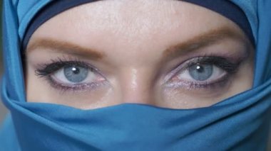 Close. geleneksel İslami bez niqab arap genç woma güzel mavi gözleri