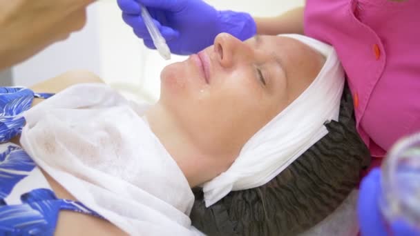 Концепция косметологии, уход за лицом. женщина лицо во время процедуры реактивный пилинг, лица — стоковое видео