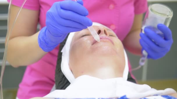 Concepto de cosmetología, cuidado facial. cara de mujer durante el procedimiento de descamación por chorro, facial — Vídeos de Stock