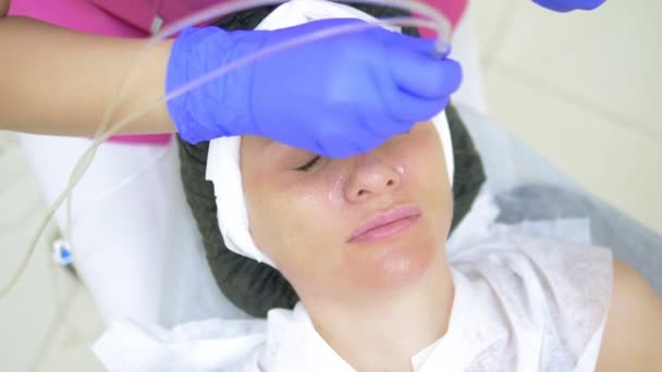 Concepto de cosmetología, cuidado facial. cara de mujer durante el procedimiento de descamación por chorro, facial — Vídeos de Stock