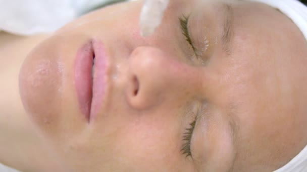 Концепція косметології, догляд за обличчям. жінка стикається під час процедури пілінгу струменя, обличчя — стокове відео