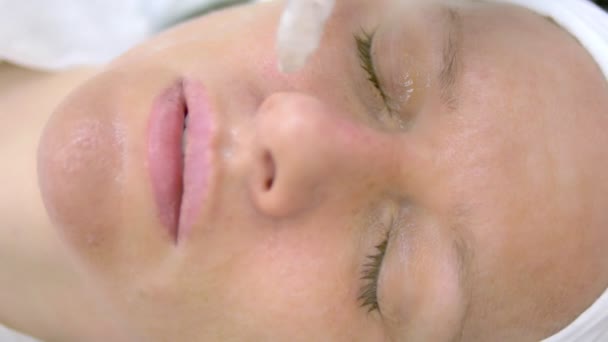 Concept de cosmétologie, soin du visage. visage de femme pendant la procédure d'épluchage de jet, visage — Video