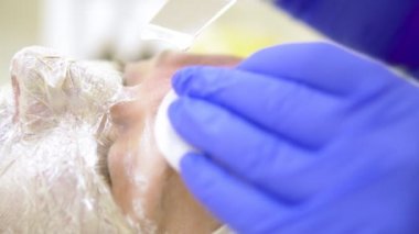 Close. Ultrasonik yüz temizliği. Modern ekipmanlar. Güzellik kadın yüzünde kozmetik işlem yapar.