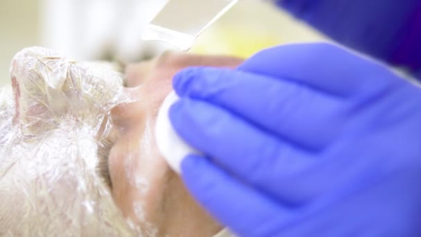 Close-up. Ultrasone gezichtsreiniging. Moderne apparatuur. Schoonheidsspecialiste doet cosmetische procedure op vrouw gezicht. — Stockvideo