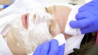 Close. güzellik randevusunda bir kadının yüzü. Manuel yüz temizliği. Yüz derisi, güzellik sıkıştırılmış siyah nokta temizliği.