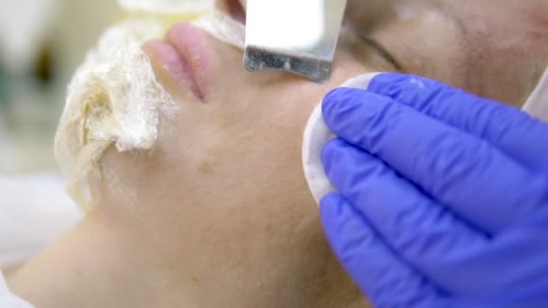 Gros plan. Nettoyage du visage par ultrasons. Équipement moderne. Esthéticienne fait procédure cosmétique sur le visage de la femme . — Video