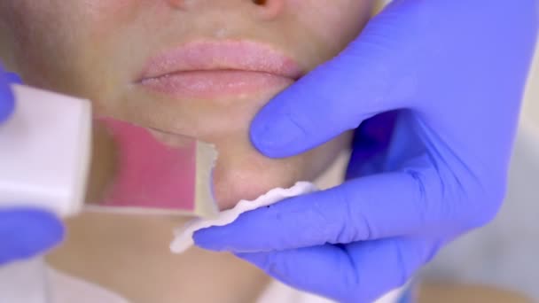 Close-up. Ultrasonic face cleaning. Modern equipment. Beautician does cosmetic procedure on woman face. — Stock Video