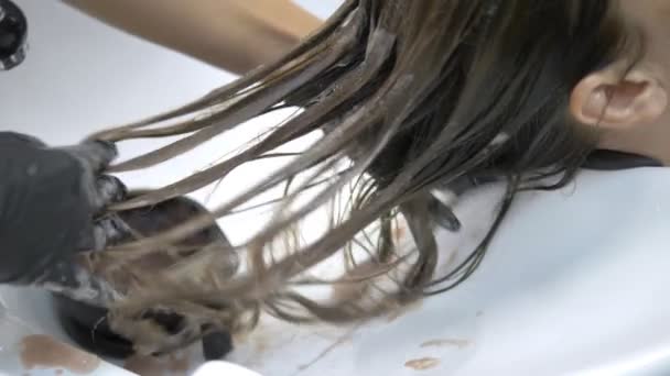 Proces van het wassen van je haar in een kapper. meisje in een schoonheidssalon. was uw haar, haarverzorging, gezondheid. — Stockvideo