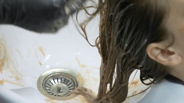Prozess der Haarwäsche in einem Friseur. Mädchen in einem Schönheitssalon. Haare waschen, Haarpflege, Gesundheit. — Stockvideo