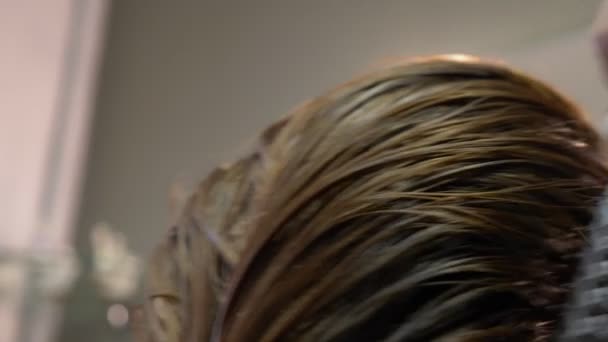 Zbliżenie, suszenie włosów z suszarką do włosów i grzebień w fryzjera — Wideo stockowe