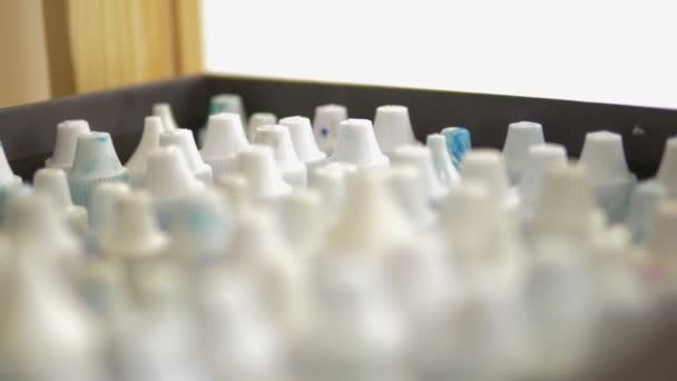 Conjunto de tubos fechados com tinta em um recipiente . — Vídeo de Stock