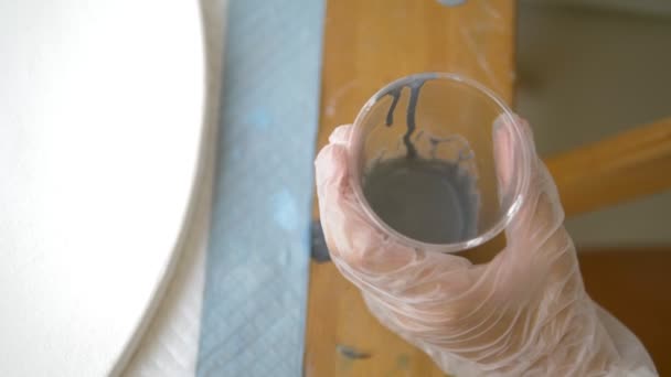 Gros plan, mélanger la peinture dans une tasse jetable. artistes lieu de travail. préparation du flux de travail pour le travail avec des peintures acryliques sur toile. fluide d'art — Video