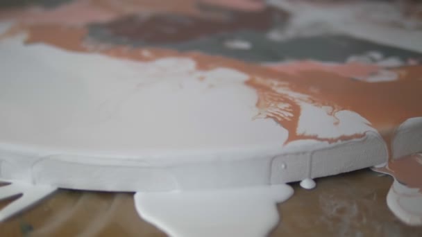 液体丙烯酸车间。流体艺术。女性手在画布上浇注丙烯酸漆。创造性工作 — 图库视频影像