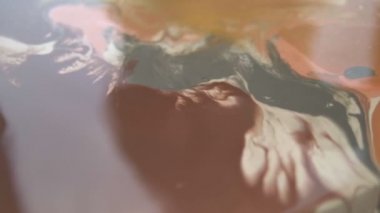 soyut arka plan, bulanıklık. Sıvı akrilik atölyesi. Akışkan sanat. tuval üzerine akrilik boya ile doldurun. Yaratıcı çalışma. tuval üzerine altın sprey