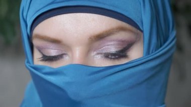 Close. geleneksel İslami bez niqab arap genç woma güzel mavi gözleri