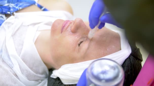 Conceito de cosmetologia, cuidados faciais. rosto mulher durante o procedimento de jet peeling, facial — Vídeo de Stock