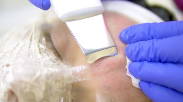 Close-up. Ultrazvukový čištění obličeje. Moderní vybavení. Beauticijka dělá kosmetický zákrok na ženské tváři. — Stock video