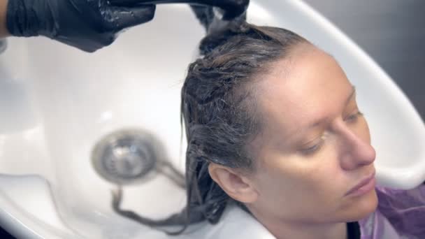 Prozess der Haarwäsche in einem Friseur. Mädchen in einem Schönheitssalon. Haare waschen, Haarpflege, Gesundheit. — Stockvideo