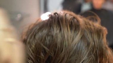 bir kuaförde saç kurutma makinesi ve tarak ile yakın çekim, saç kurutma