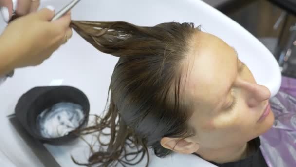 Prozess der Haarwäsche in einem Friseur. Mädchen in einem Schönheitssalon. Haare waschen, Haarpflege, Gesundheit. — Stockvideo