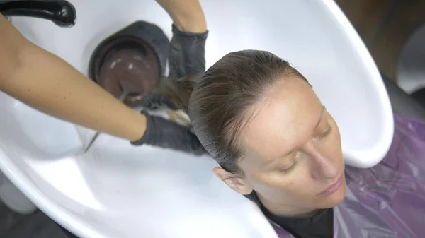 Processus de lavage de vos cheveux dans un coiffeur. fille dans un salon de beauté. laver les cheveux, soin des cheveux, santé . — Photo