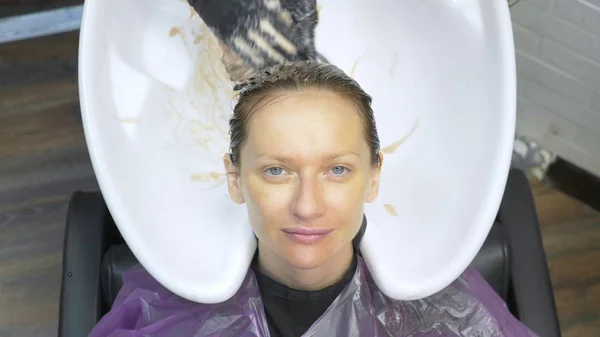 在理发店洗头发的过程。美容院的女孩洗你的头发,头发护理,健康. — 图库照片