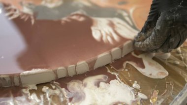 Sıvı akrilik atölyesi. Akışkan sanat. kadın elleri tuval üzerine akrilik boya döküyor. Yaratıcı çalışma