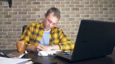 hüsrana uğramış bir adam konsantre olamaz, yazarlar bir blok sahip, yeni fikirler eksikliği, ya da yaratıcı bir kriz. modern bir çatı katında