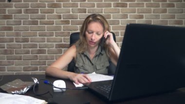 yaratıcı kriz kavramı, fikirleri engelleme. modern bir çatı katında bir dizüstü bilgisayar da oturan rahatsız kadın.