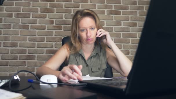 Concetto di crisi creativa, bloccando le idee. donna infastidita seduta a un computer portatile in un loft moderno . — Video Stock