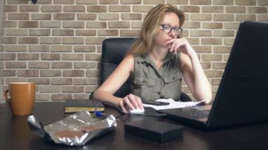 yaratıcı kriz kavramı, fikirleri engelleme. modern bir çatı katında bir dizüstü bilgisayar da oturan rahatsız kadın.