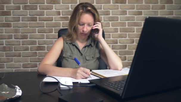 Conceito de crise criativa, bloqueando ideias. mulher irritada sentado em um laptop em um loft moderno . — Vídeo de Stock