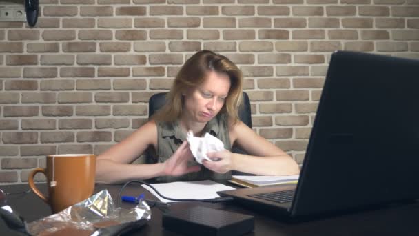 Творческая кризисная концепция, блокирование идей. раздраженная женщина сидит за ноутбуком в современном лофте . — стоковое видео