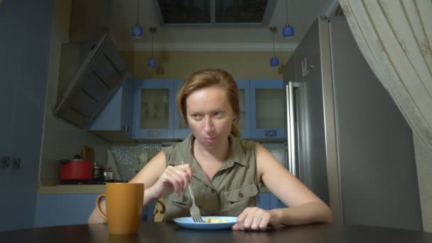 Dietní koncept, jídlo bez chuti. Frustrovaní a otrávení ženy pojídáním jídla z talíře a zklamaných — Stock video