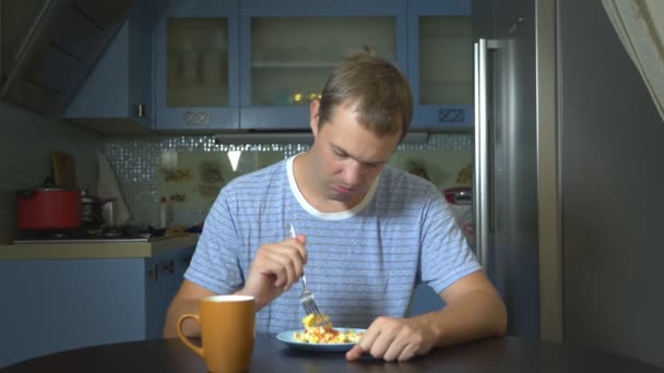 다이어트 개념, 맛없는 음식. 좌절과 성가신 남자는 접시에서 음식을 먹고 실망 — 비디오