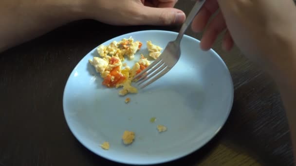De cerca. de huevos fritos con verduras. alguien come huevos fritos con un tenedor y manos. Delicioso. . — Vídeos de Stock