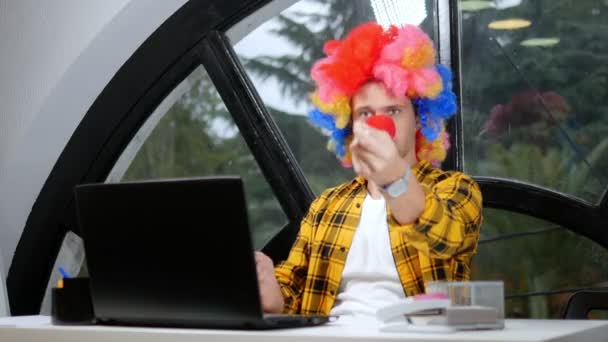 Concetto di allegoria, impiegato. Clown manager in ufficio — Video Stock