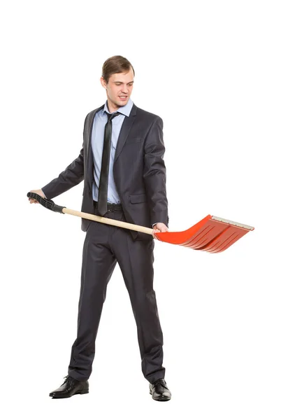 Аллегория. офисный работник, менеджер, замученный бизнесмен в костюме и галстуке с лопатой на белом фоне — стоковое фото