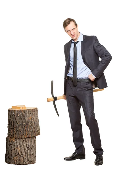 Kantoormedewerker, Manager, zakenman in pak en binden met een pikhouweel. geïsoleerd op een witte achtergrond. Allegorie. — Stockfoto