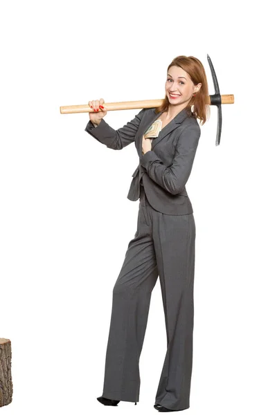 Mujer pelirroja en un traje, oficinista, gerente, con un pico y dólares. aislado sobre un fondo blanco. alegoría . — Foto de Stock