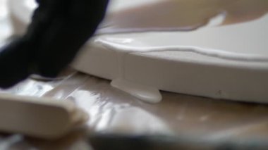 Sıvı akrilik atölyesi. Akışkan sanat. kadın elleri tuval üzerine akrilik boya döküyor. Yaratıcı çalışma