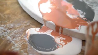bir damla alkol damlası bir pipetten akrilik boyalı bir tuvalin üzerine düşer. alkol ve su bazlı akrilik etkileşimi. Sıvı mermer doku lüks. Akışkan sanat.